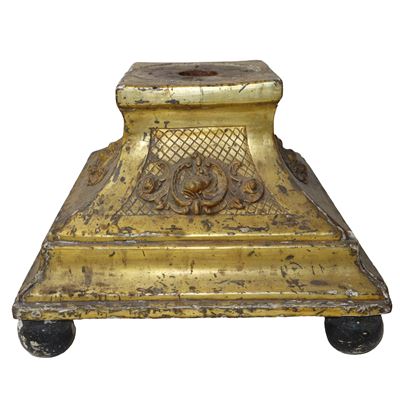 Base in legno dorato a mecca con piedi a sfera, XVIII secolo