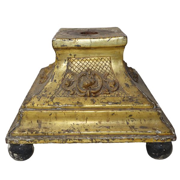 Base in mecca gilded wood with ball feet