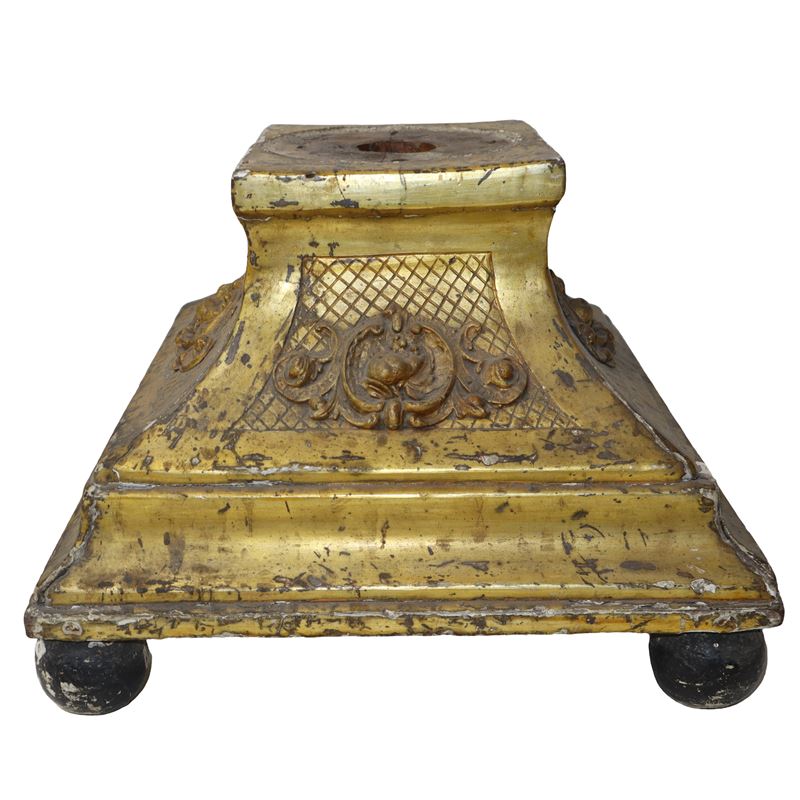 Base in legno dorato a mecca con piedi a sfera, XVIII secolo