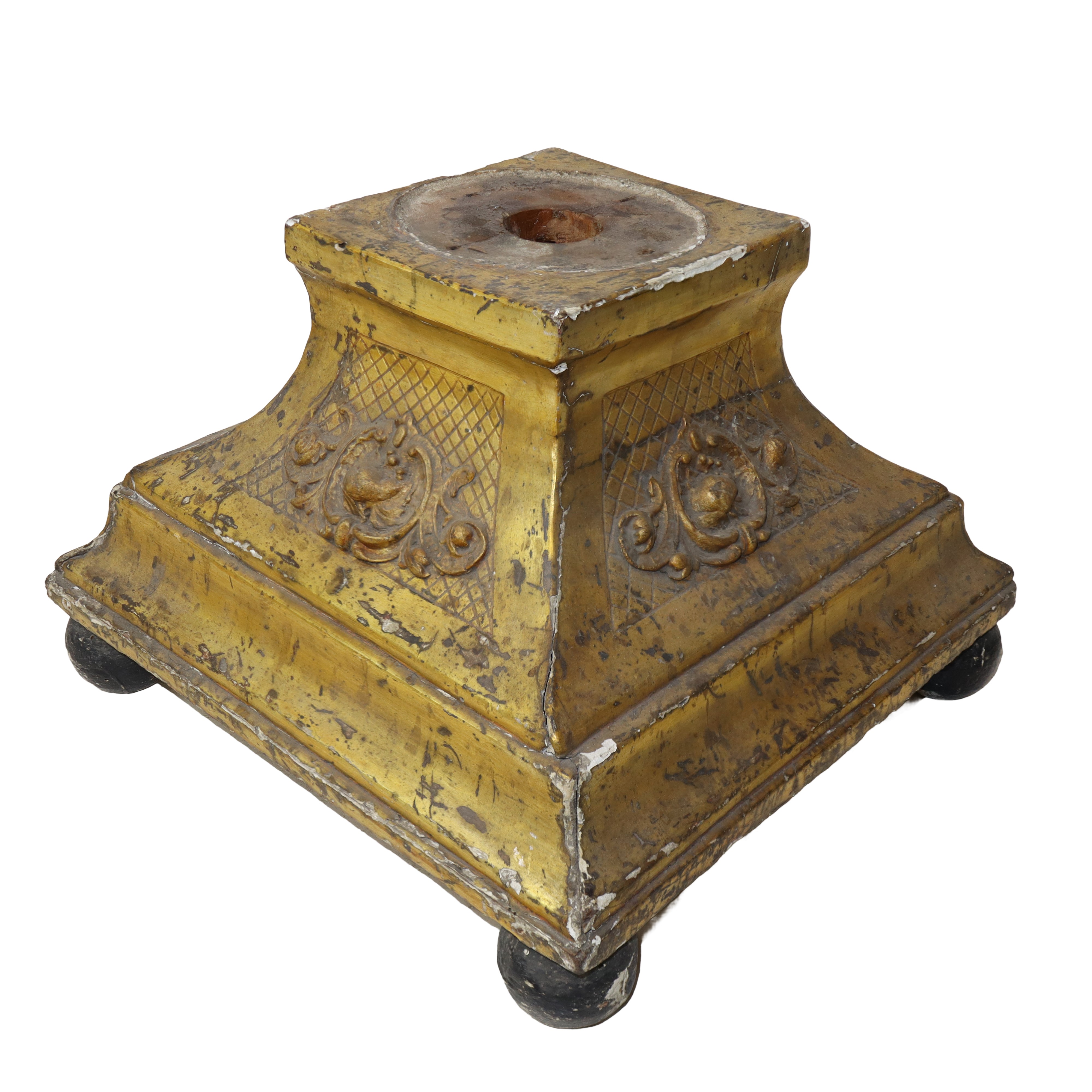 Base in legno dorato a mecca con piedi a sfera, XVIII secolo