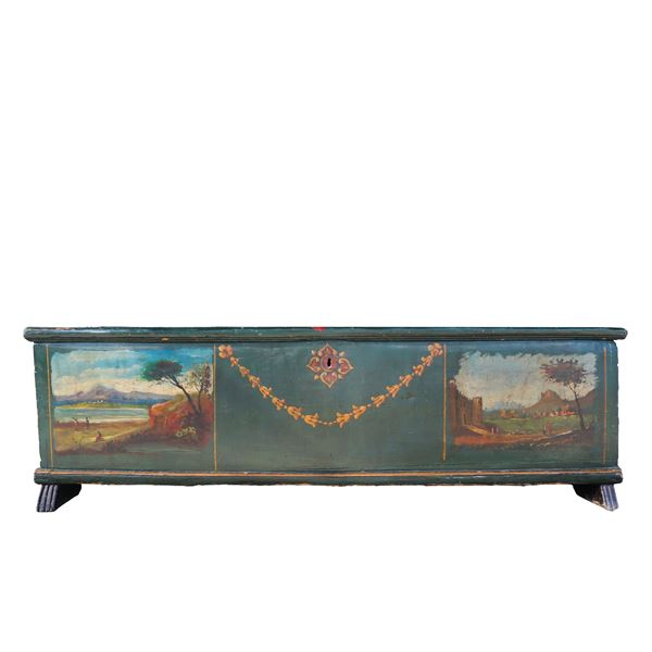 Chest lacquered in green and painted
