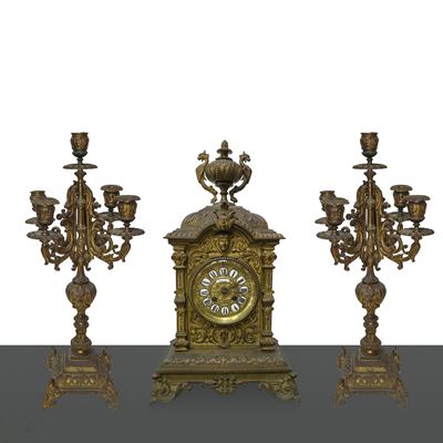 Orologio da tavolo in bronzo dorato a cinque luci con quadrante in porcellana e ottone, XIX secol...