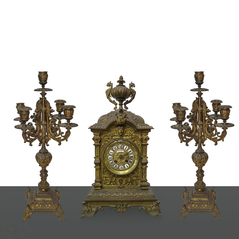 Orologio da tavolo in bronzo dorato a cinque luci con quadrante in porcellana e ottone, XIX secol...