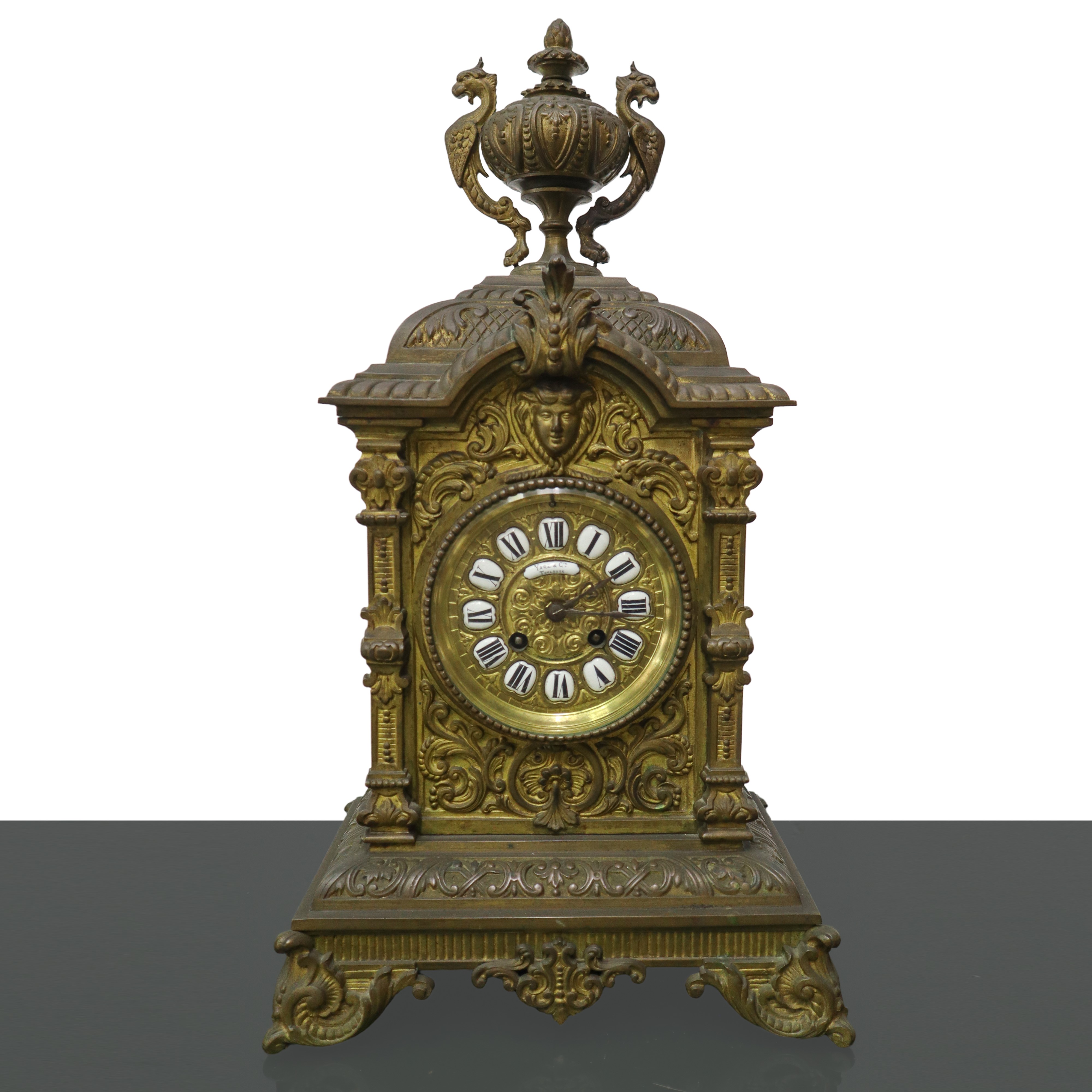 Orologio da tavolo in bronzo dorato a cinque luci con quadrante in porcellana e ottone, XIX secol...