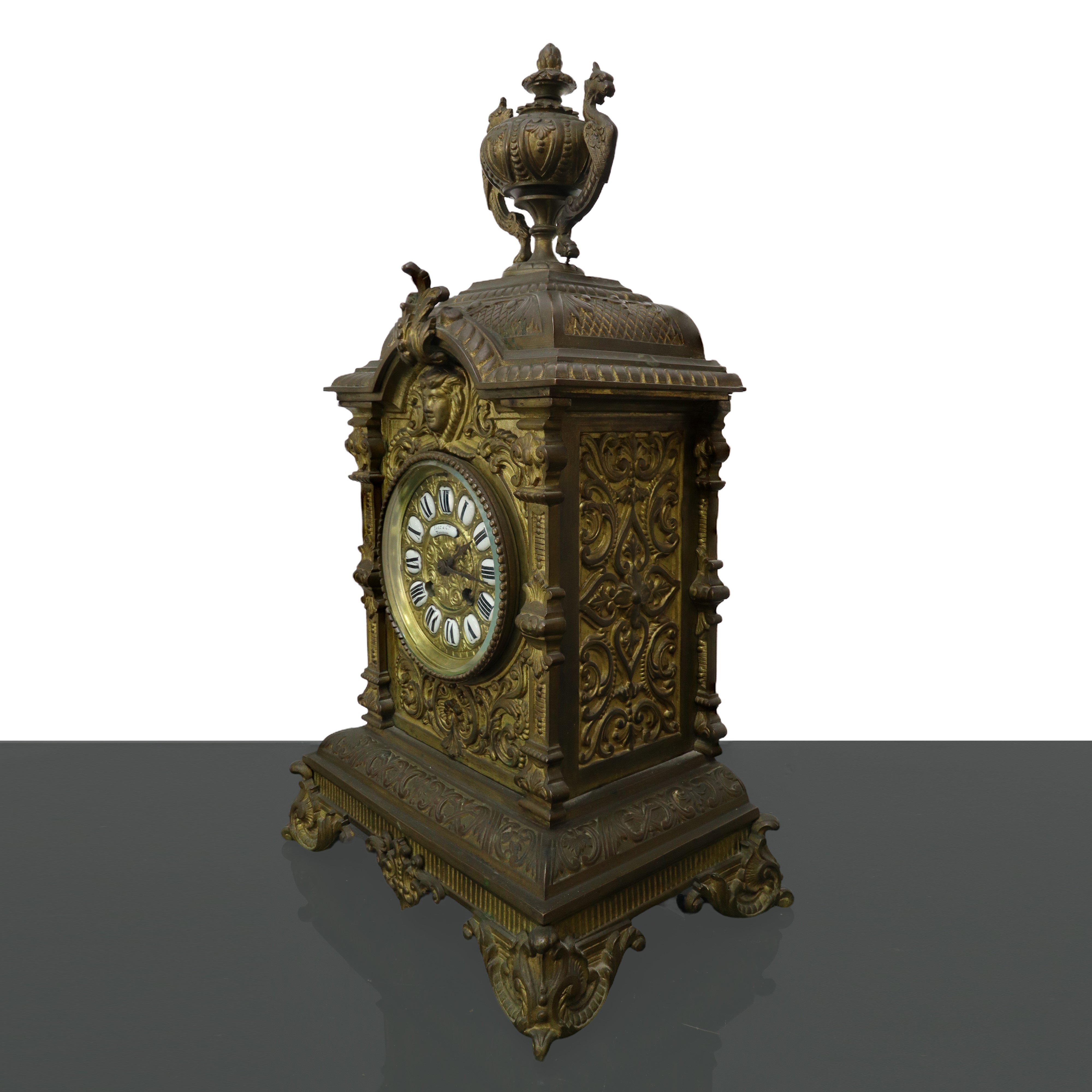Orologio da tavolo in bronzo dorato a cinque luci con quadrante in porcellana e ottone, XIX secol...
