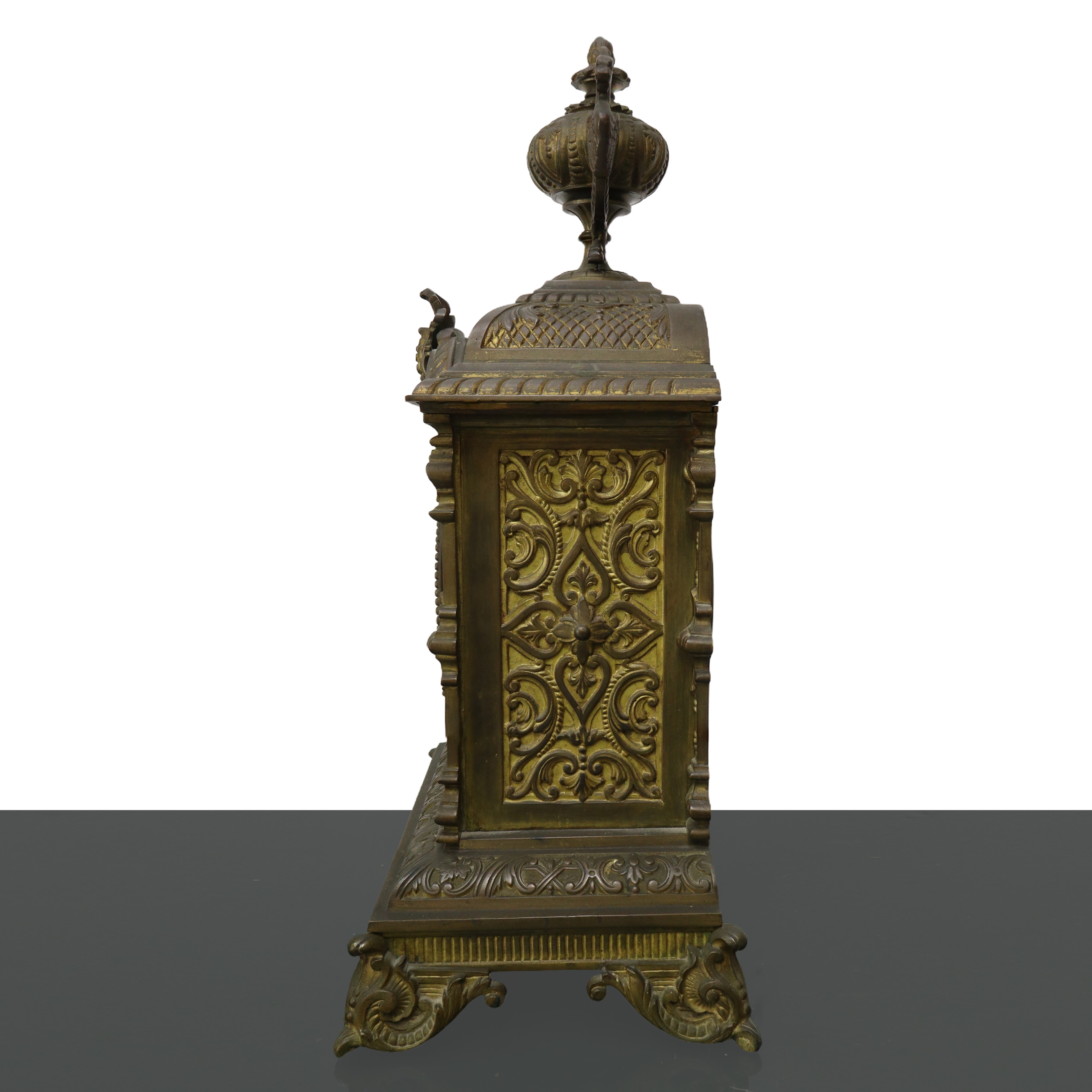Orologio da tavolo in bronzo dorato a cinque luci con quadrante in porcellana e ottone, XIX secol...