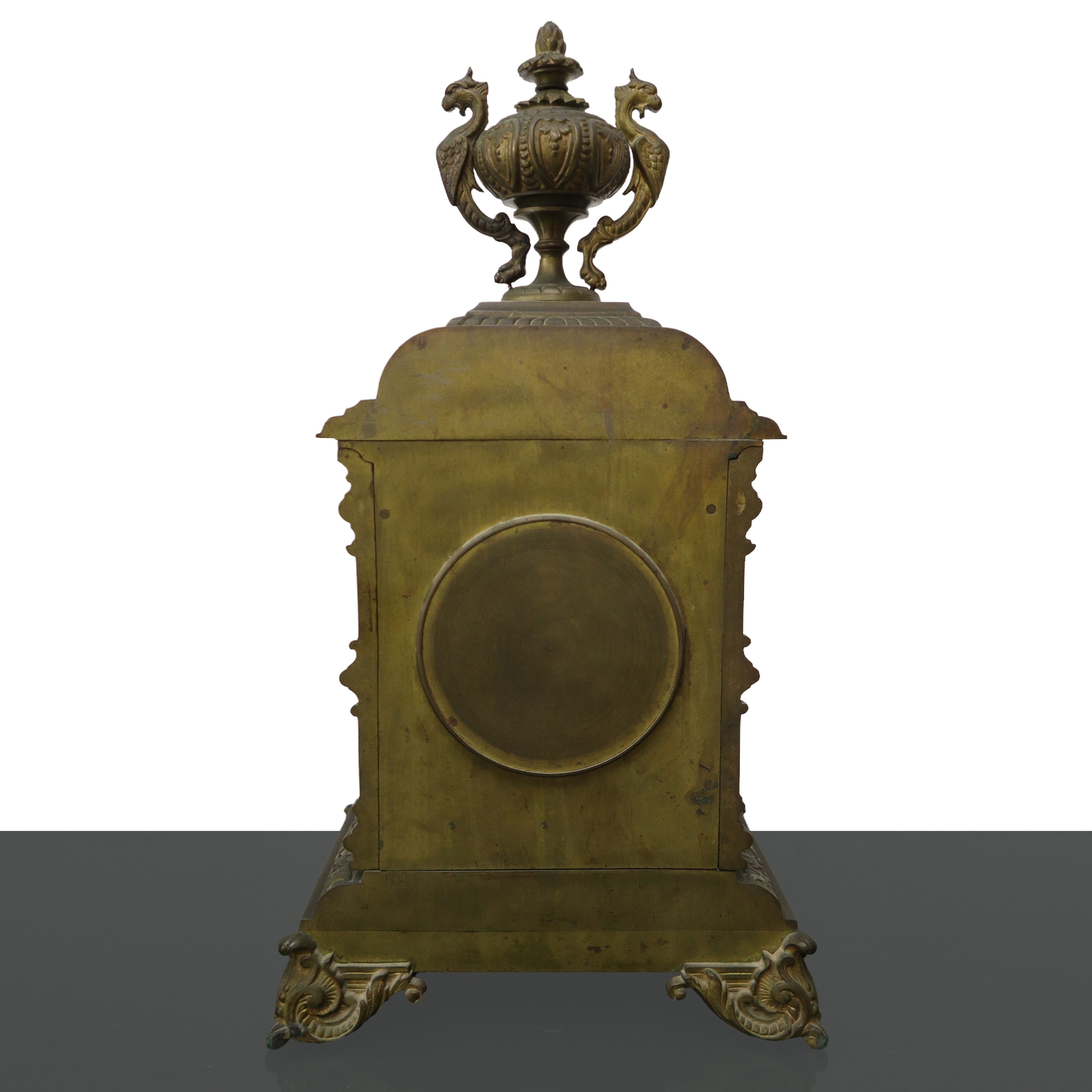 Orologio da tavolo in bronzo dorato a cinque luci con quadrante in porcellana e ottone, XIX secol...