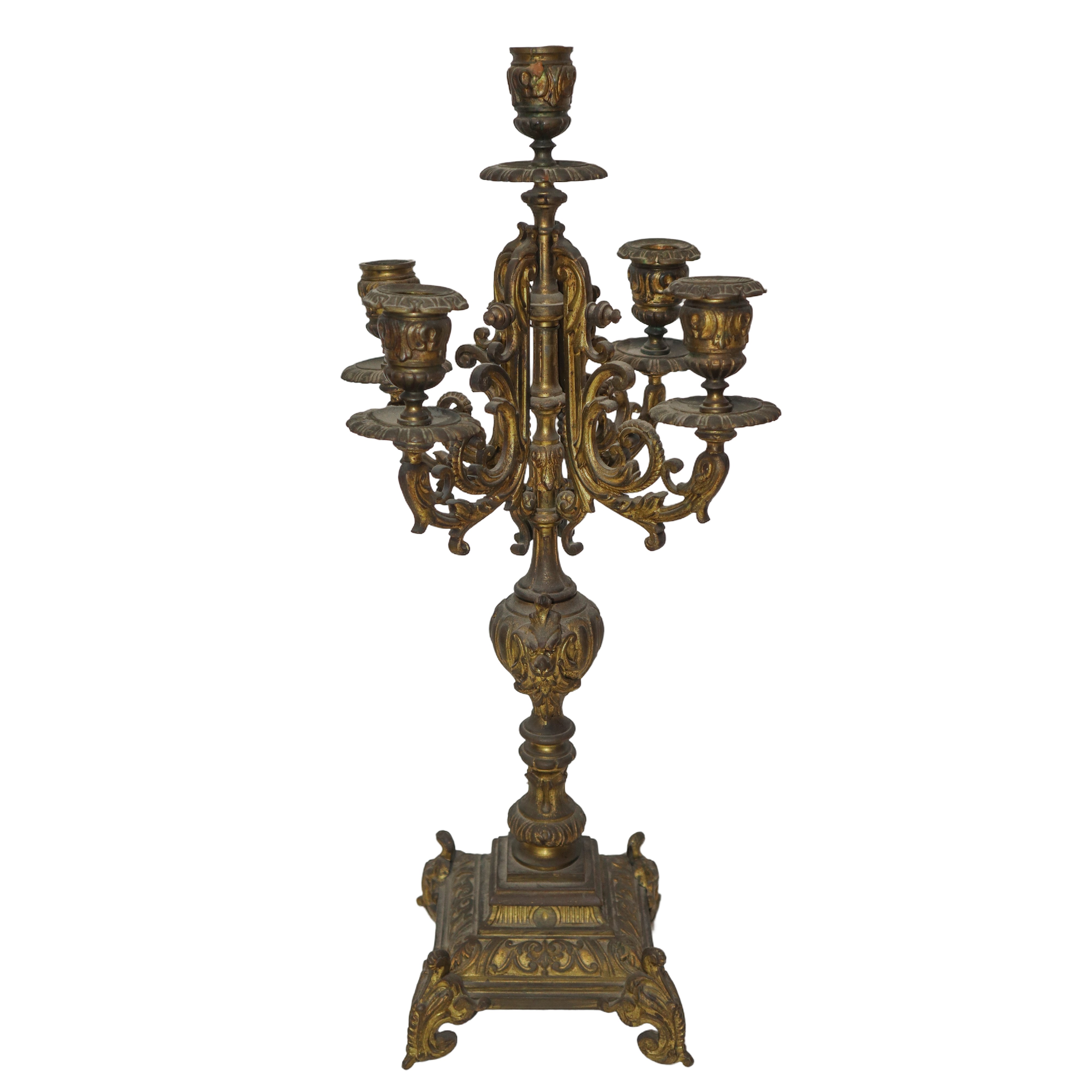 Orologio da tavolo in bronzo dorato a cinque luci con quadrante in porcellana e ottone, XIX secol...