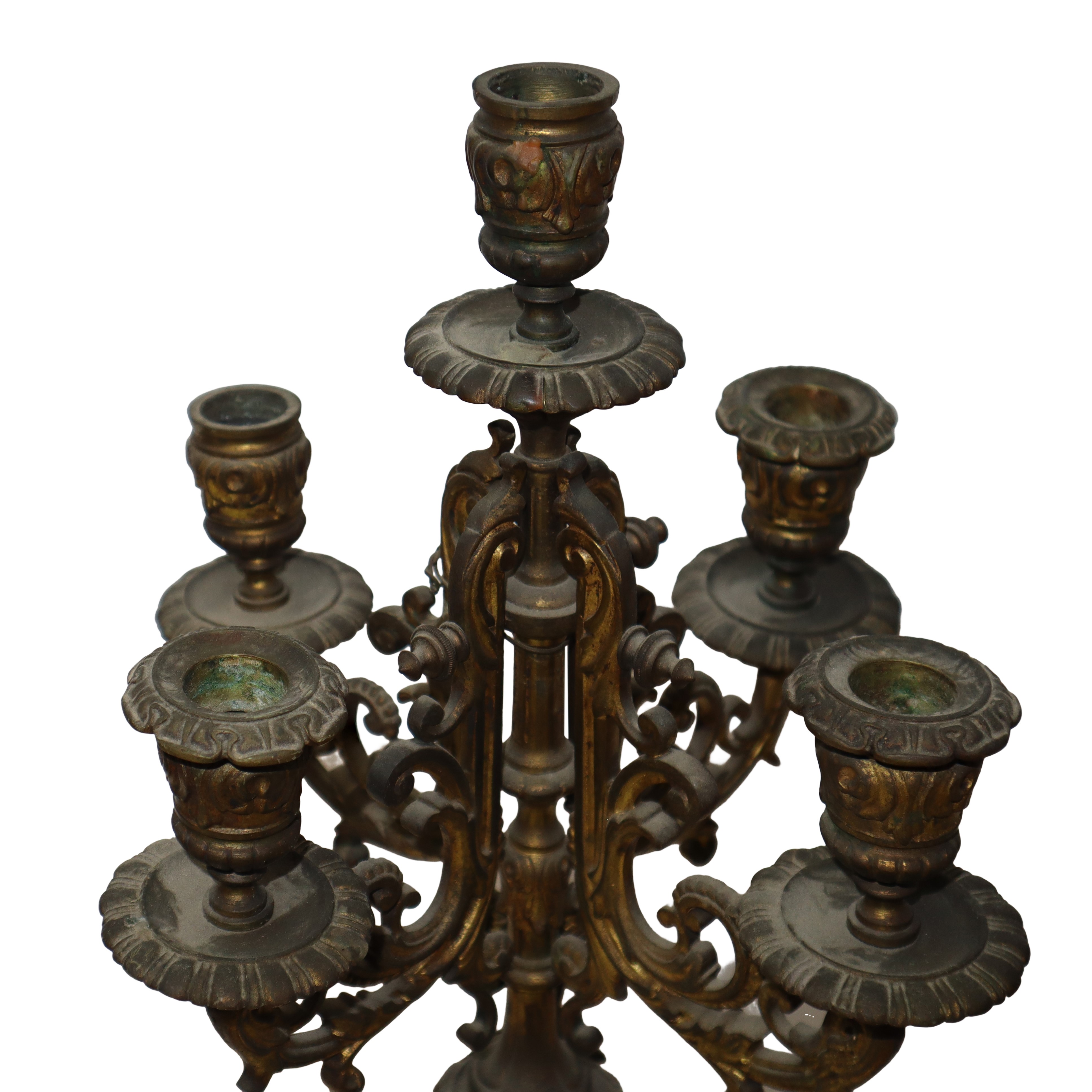 Orologio da tavolo in bronzo dorato a cinque luci con quadrante in porcellana e ottone, XIX secol...