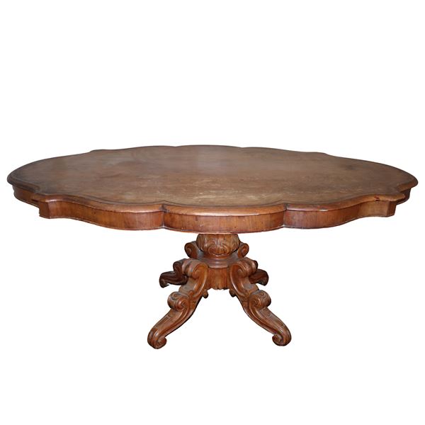 Biscuit table in mahogany wood. Scalloped with four-spoke central foot