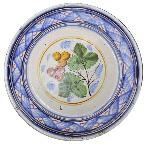 Piatto in maiolica di Caltagirone, disegni geometrici in circonfernza