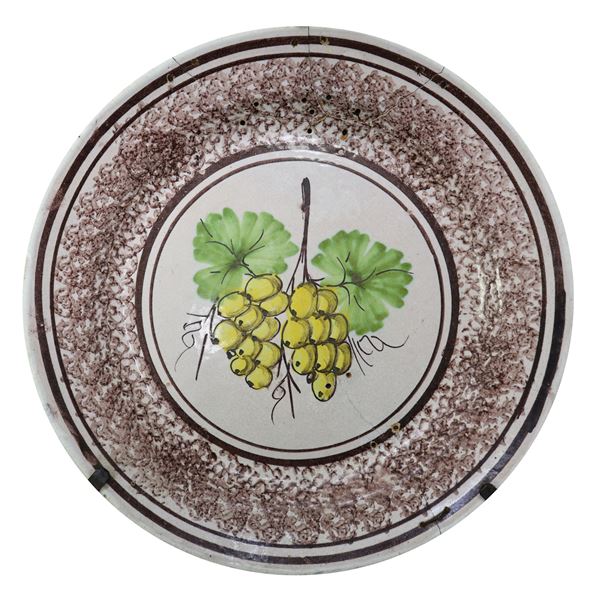 Piatto in maiolica di Caltagirone spugnato manganese