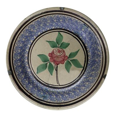 Piatto in Maiolica di Caltagirone, Spugnato Azzurro alla Circonferenza al Centro Fiore di Rosa