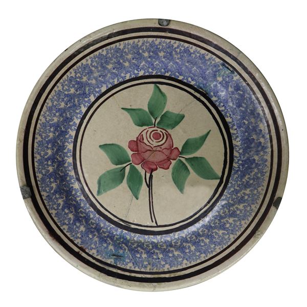 Piatto in maiolica di Caltagirone, spugnato azzurro alla circonferenza al centro fiore di rosa