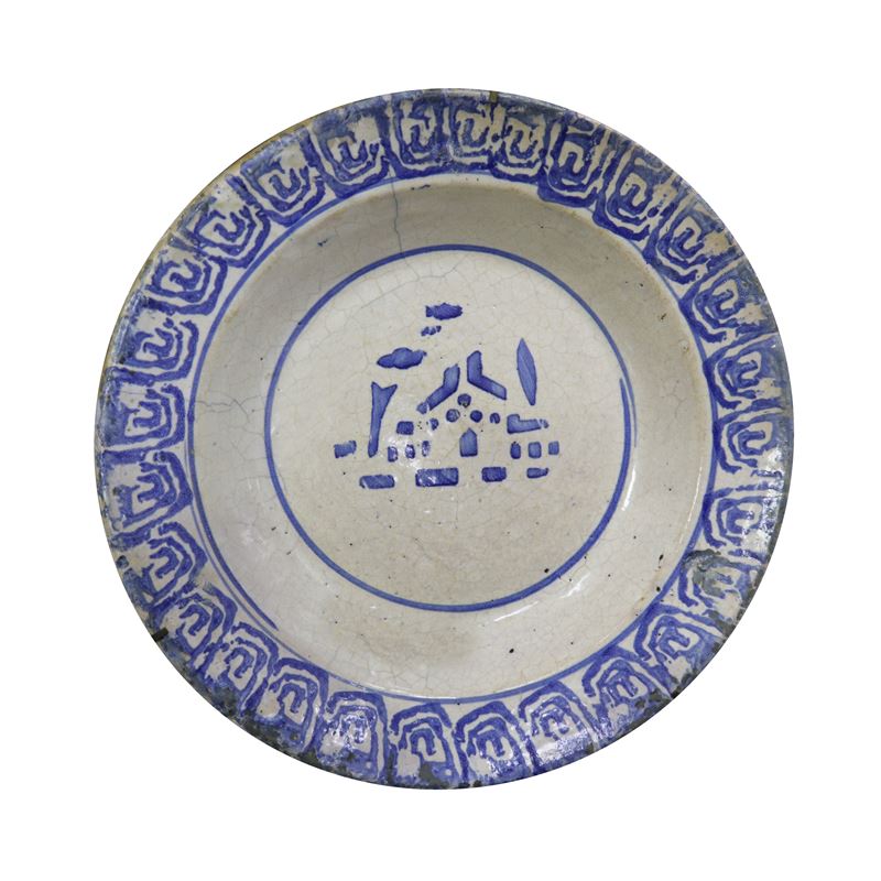 Piatto in maiolica di Caltagirone dipinto in azzurro su fondo bianco