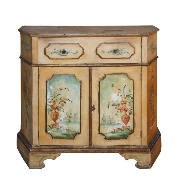 Credenza bassa laccata e dipinta