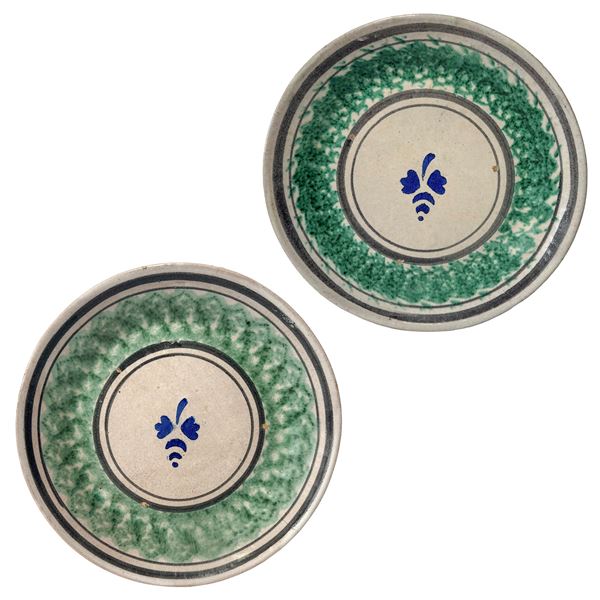 Coppia di piatti in maiolica di Caltagirone spugnati alla circonferenza con fiore al centro