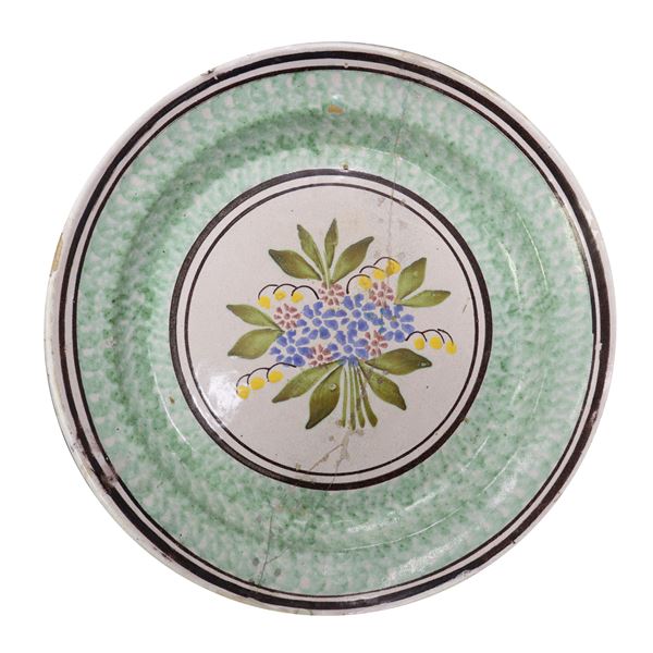Piatto in maiolica di Caltagirone spugnato verde, con fiore al centro