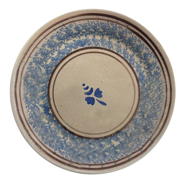 Piatto in maiolica di Caltagirone spugnato azzurro, con fiore blu al centro