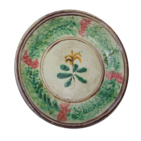 Piatto in maiolica di Caltagirone spugnato verde e rosso, fiore al centro verde e giallo