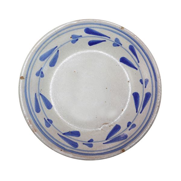 Caltagirone majolica plate with blue flowers around the circumference