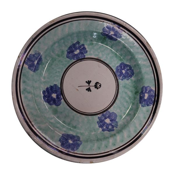 Piatto in maiolica di Caltagirone spugnato con fiori blu