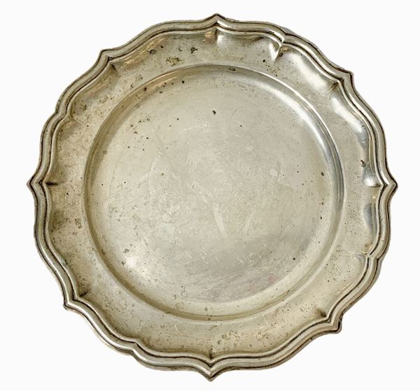 Vassoio smerlato in argento 800, XIX secolo.Gr 528, Diametro cm 28