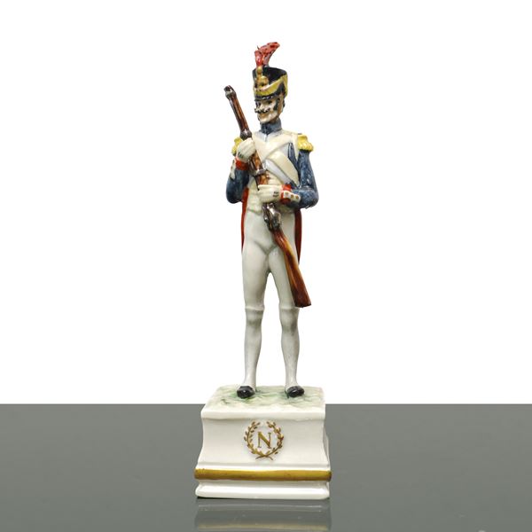 Guido Cacciapuoti - Statuetta in porcellana manifattura Cacciapuoti raffigurante soldato napoleonico