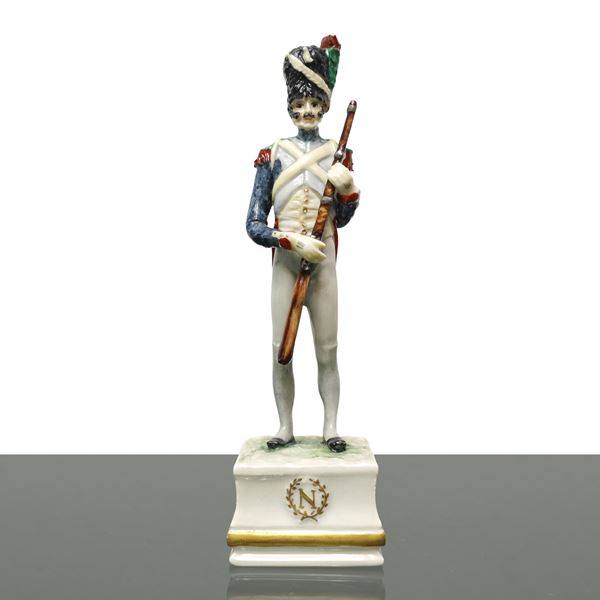 Guido Cacciapuoti - Statuetta in porcellana manifattura Cacciapuoti raffigurante soldato napoleonico