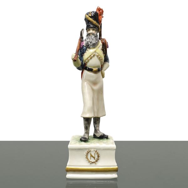 Guido Cacciapuoti - Statuetta in porcellana manifattura Cacciapuoti raffigurante soldato napoleonico