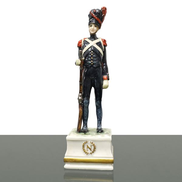 Guido Cacciapuoti - Statuetta in porcellana manifattura Cacciapuoti raffigurante soldato napoleonico