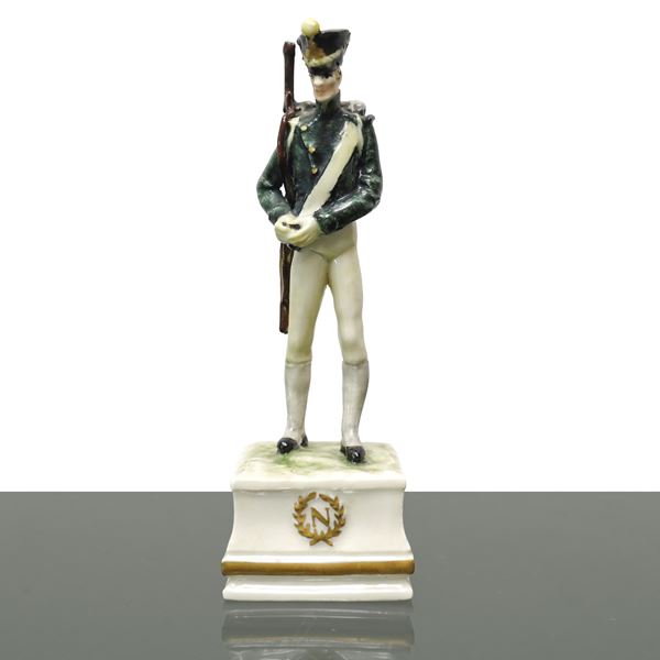 Guido Cacciapuoti - Statuetta in porcellana manifattura Cacciapuoti raffigurante soldato napoleonico