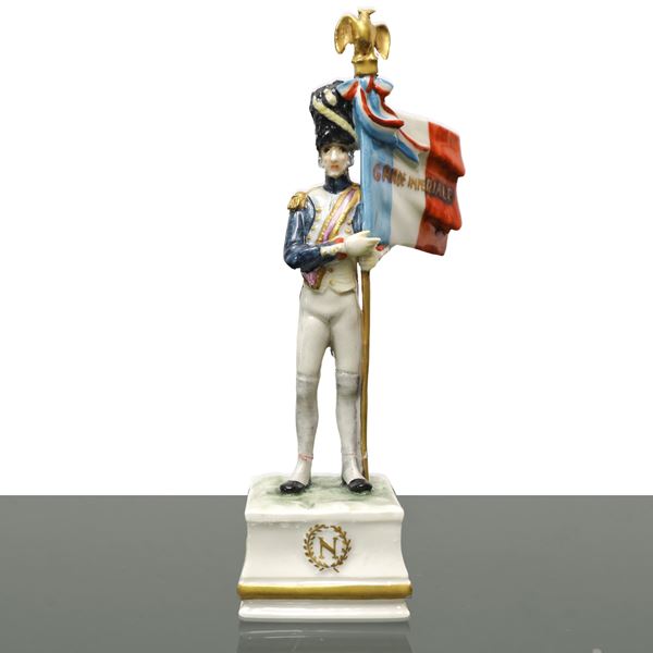 Guido Cacciapuoti - Statuetta in porcellana manifattura Cacciapuoti raffigurante soldato napoleonico