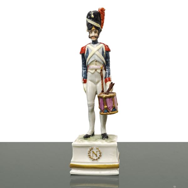 Guido Cacciapuoti - Statuetta in porcellana manifattura Cacciapuoti raffigurante soldato napoleonico