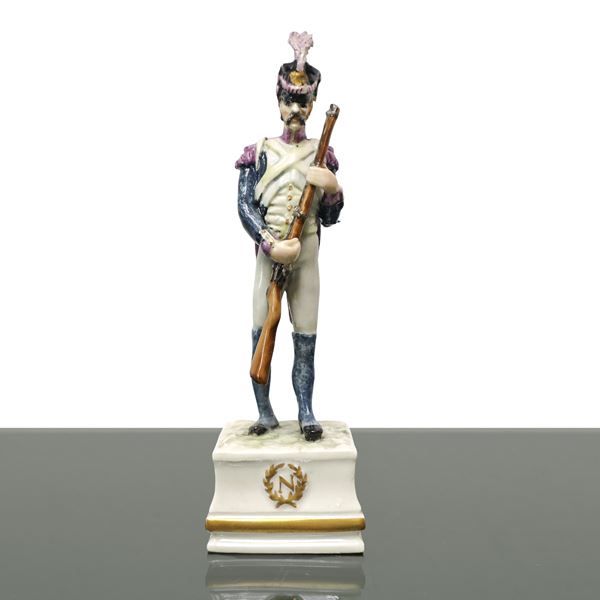 Guido Cacciapuoti - Statuetta in porcellana manifattura Cacciapuoti raffigurante soldato napoleonico