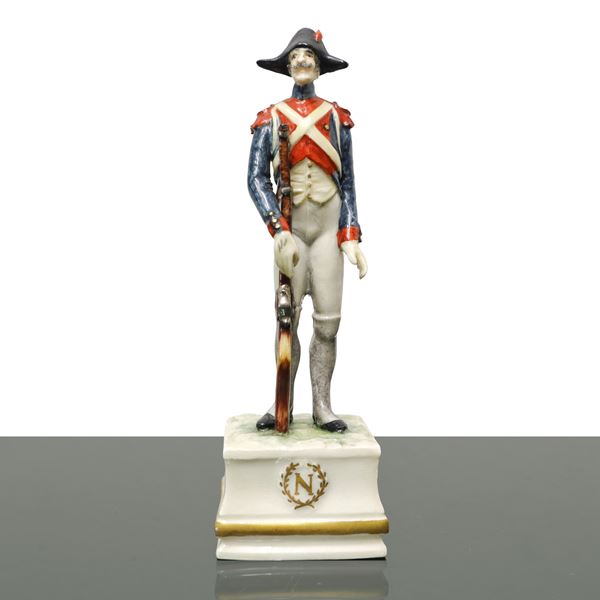 Guido Cacciapuoti - Statuetta in porcellana manifattura Cacciapuoti raffigurante soldato napoleonico
