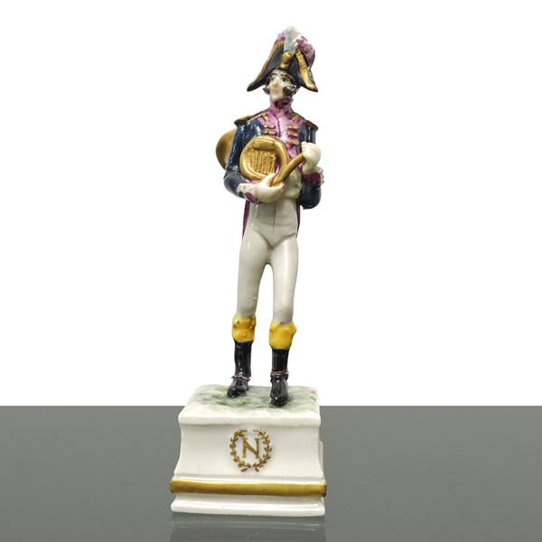 Statuetta in porcellana manifattura Cacciapuoti raffigurante soldato napoleonico
