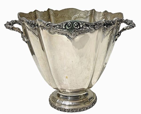 Ice Bucket with silver handles. Signed Goretta. First half of the twentieth century. Weight 1,694 kg. H 28 cm, base 15x11 cm