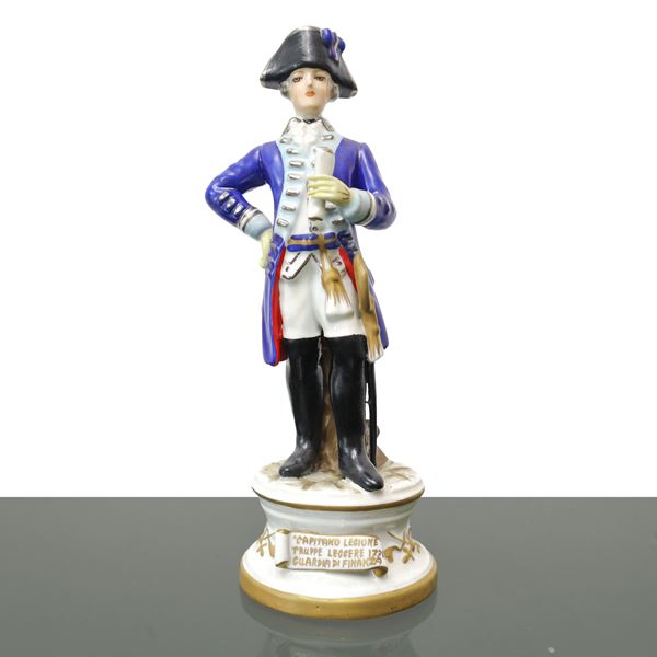 Capodimonte - Statua in ceramica Capodimonte del Capitano Legione Truppe Leggere 1776. Guardia di finanza