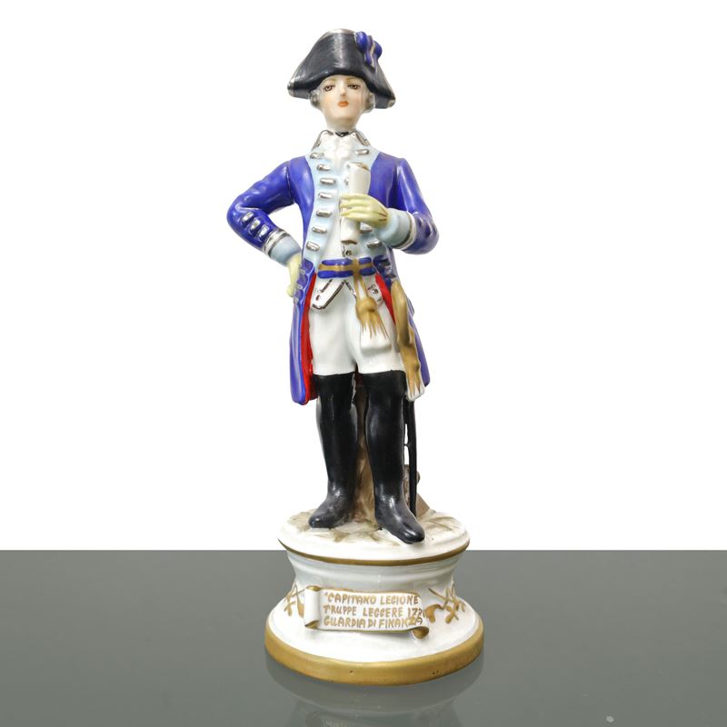 Statua in ceramica Capodimonte del Capitano Legione Truppe Leggere 1776. Guardia di finanza