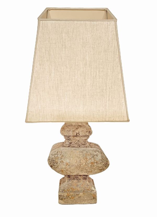 Lampada con paralume tronco conico, base a balaustra in pietra bianca, XVII secolo.n H totale cm 75, H balaustra cm 40. Base cm 17x17
