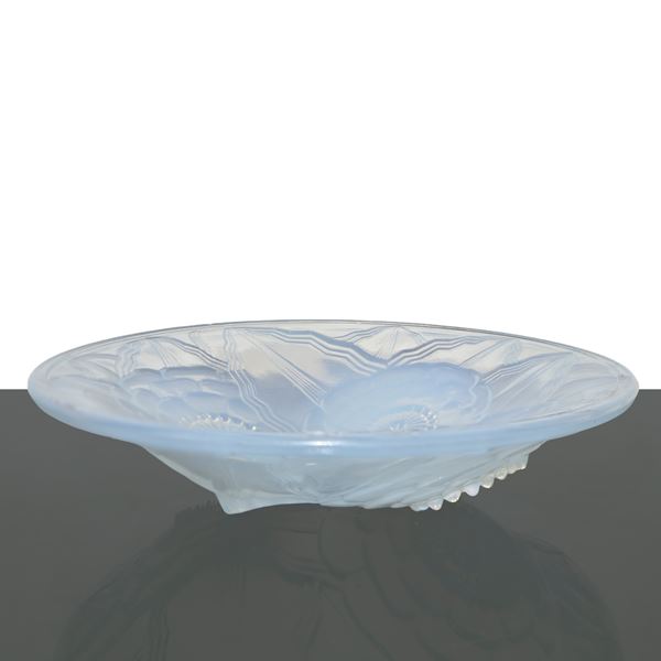 Pierre d'Avesn - Bowl signed P. D'Avesn France in opalescent crystal glass with floral decoration. Small chip inside the glass edge.