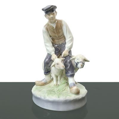 Ragazzo con due pecorelle, ceramica, H 20x13 cm