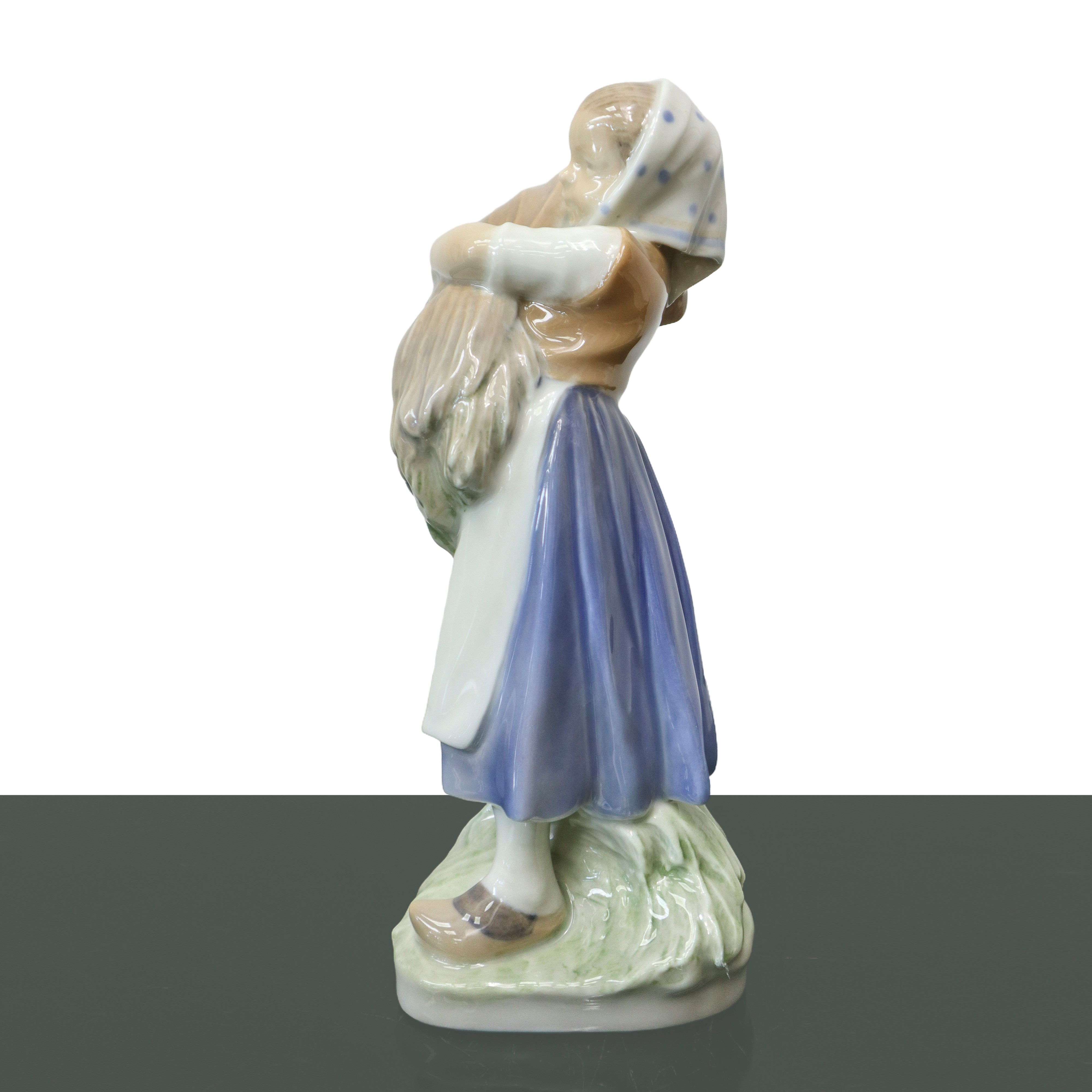 Royal Copenhagen Denmark - Ragazza con fazzoletto di grano