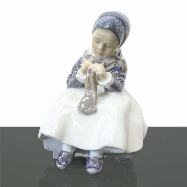Royal Copenhagen Denmark - Ragazza di Amager che fa la maglia