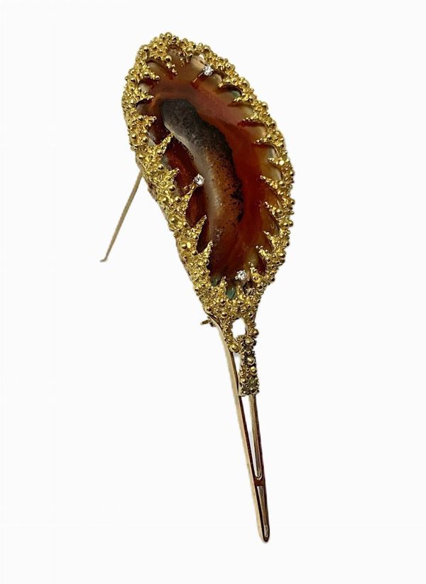 Gold brooch with agate, three glitter