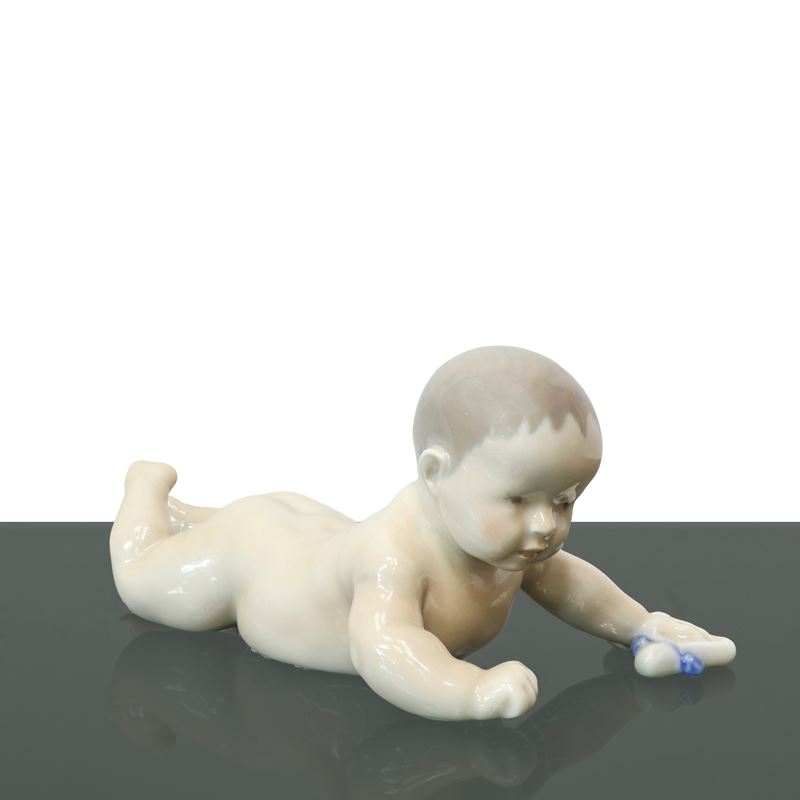 Royal Copenhagen Denmark - Bimbo che Gattona con Calzino
