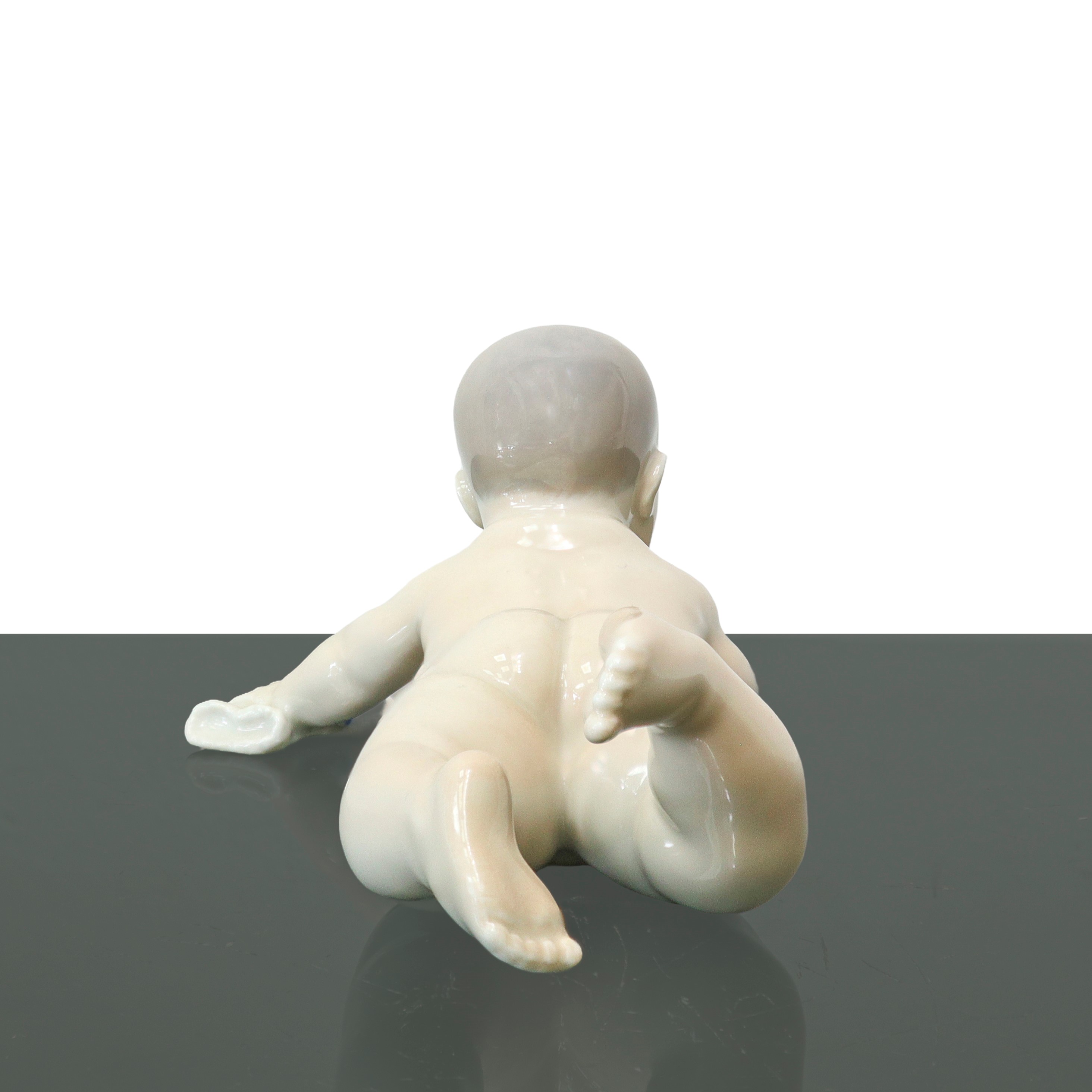 Royal Copenhagen Denmark - Bimbo che Gattona con Calzino