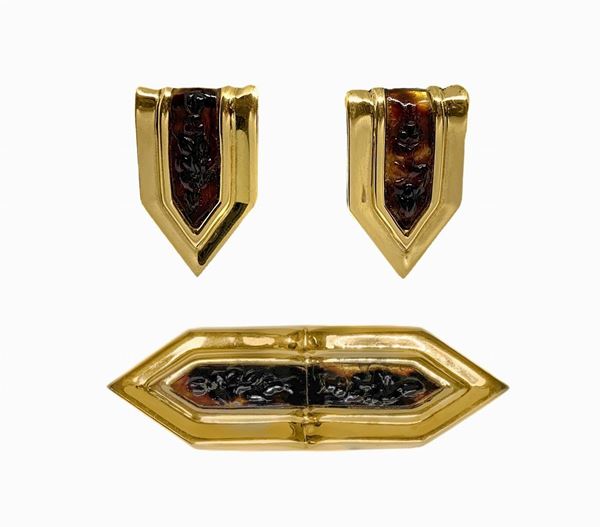 Paroure includind brooch Andre Courreges' style, 60s gold earrings and similar decorations in turtle 70s