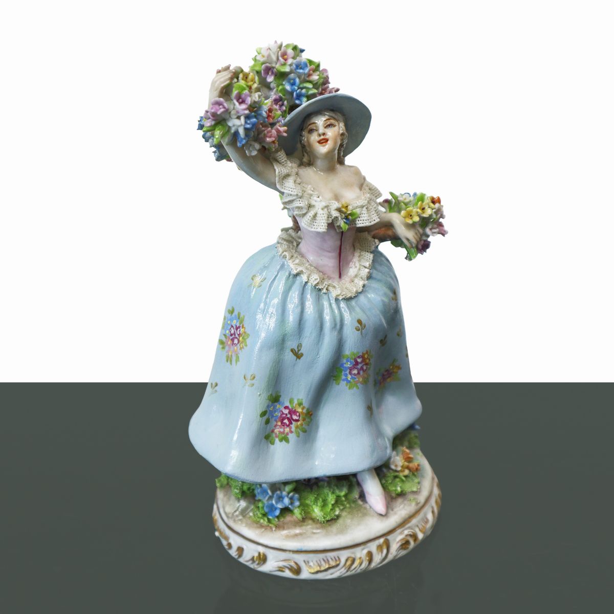 Donna davanti albero in fiore, porcellana di Capodimonte, collezione Fabris